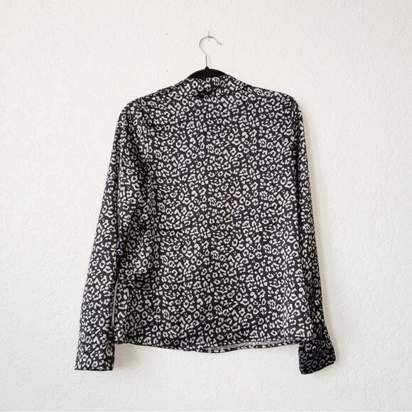 New Sincerely Jules Gray Leopard Print Satin Button Down Size Medium - Picture 6 of 6